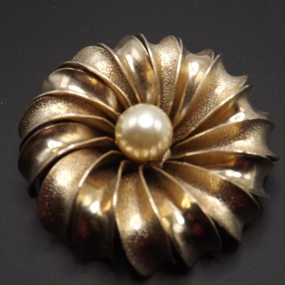 Vintage Gold Flower Faux Pearl Brooch, Texture Smooth Petals Mid Century, 2 1/4" - Picture 6 of 10